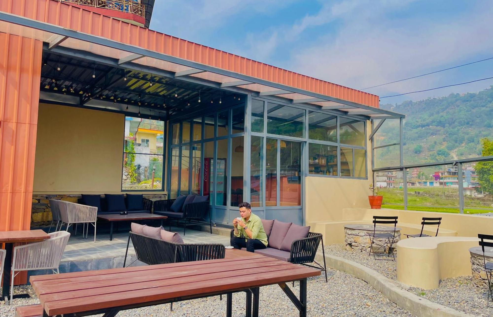 Charcoal Bbq Restaurant & Hotel Pokhara Bagian luar foto