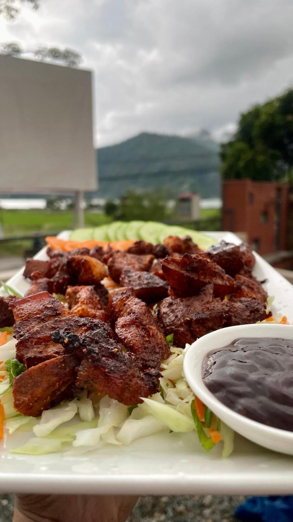 Charcoal Bbq Restaurant & Hotel Pokhara Bagian luar foto